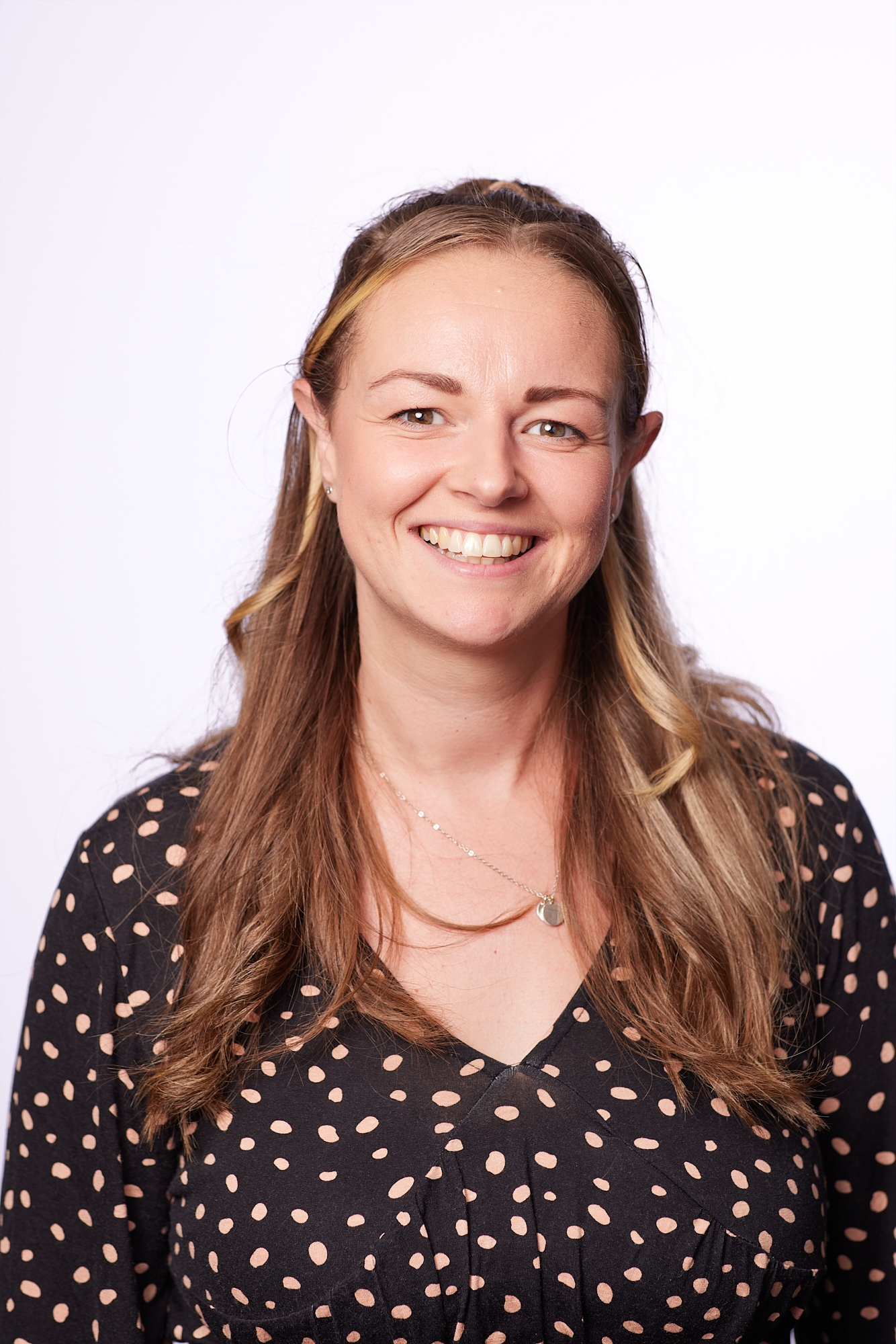 Alana Surgenor Head Shot (003)